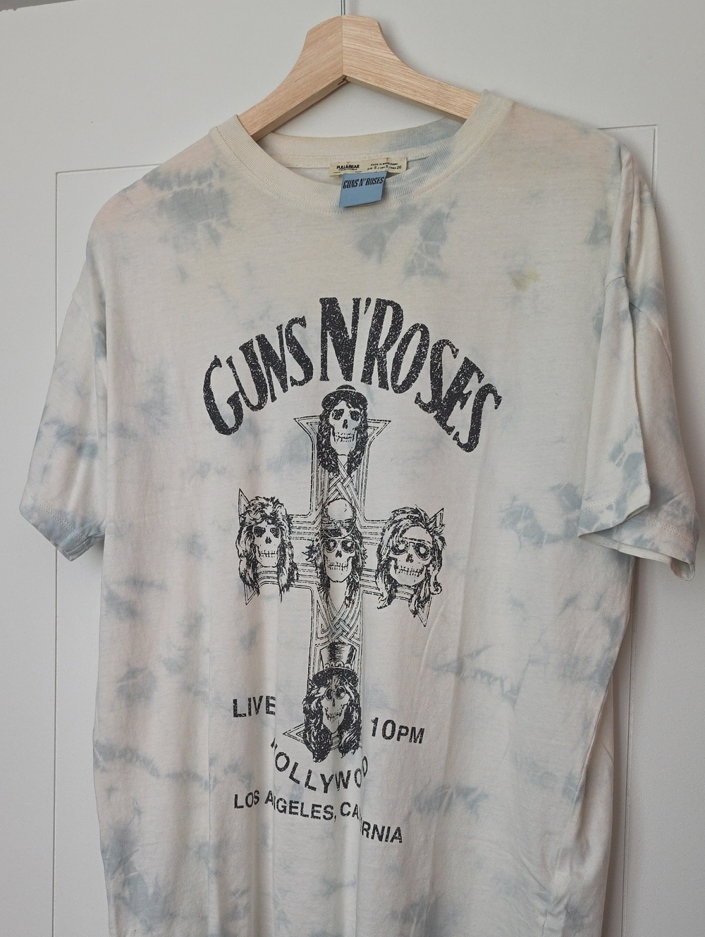 Pull&Bear Guns N' Roses Tie-Dye Tee in White and Light Gray